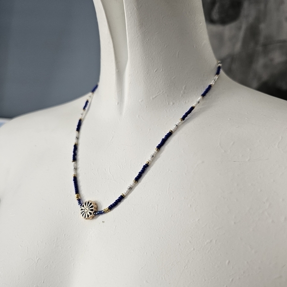 Charming beaded necklace with gold plated chain and charming daisy bead Handmade - Picture 2 of 3